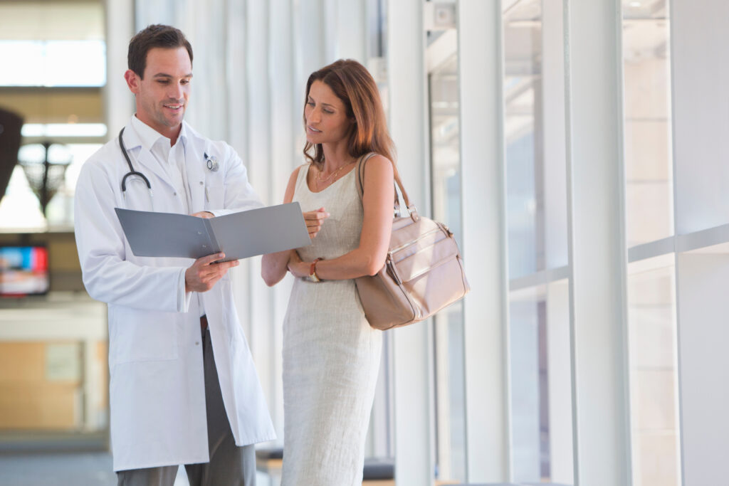 Türkiye medical specialists welcoming international patient