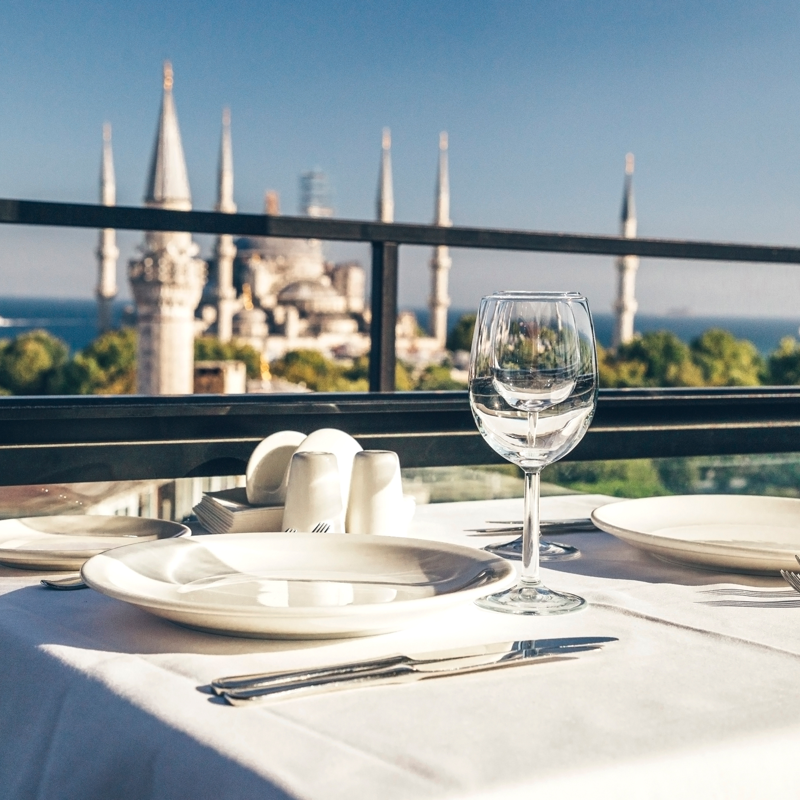 Rooftop dining in Istanbul with view of the Blue Mosque — medical travel experience Turkey